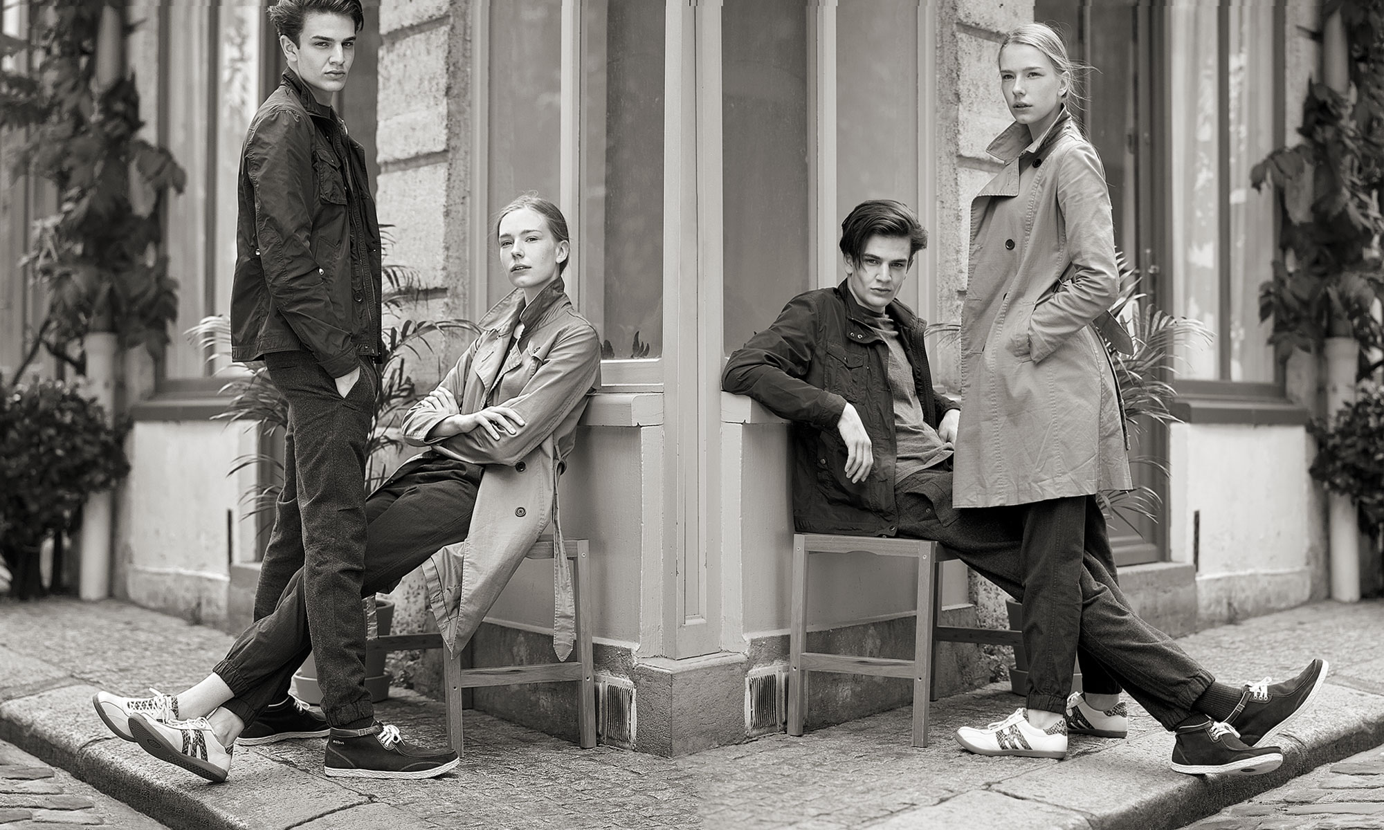 junge Menschen an Häuserecke