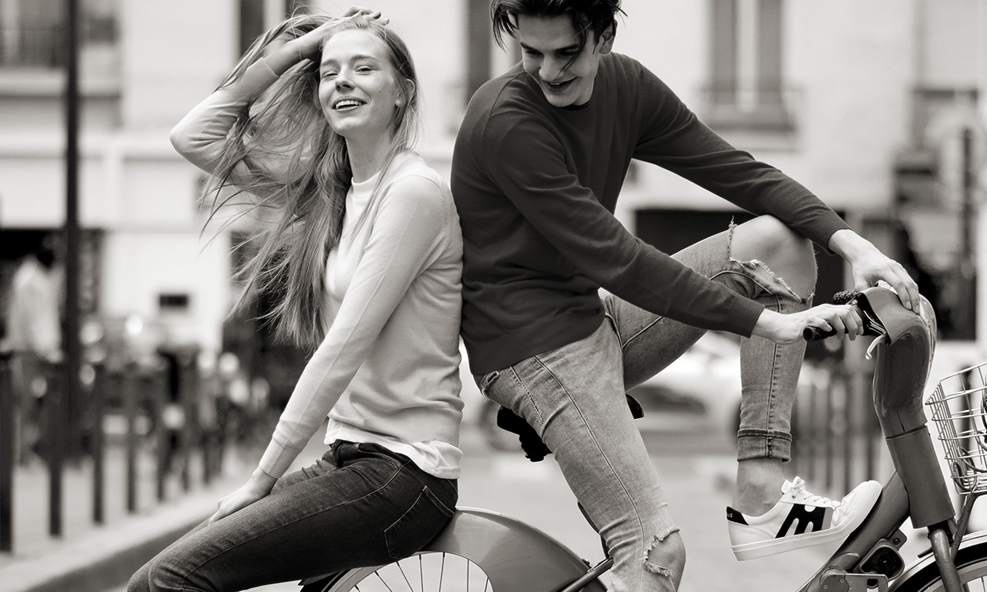 junges Paar auf Moped